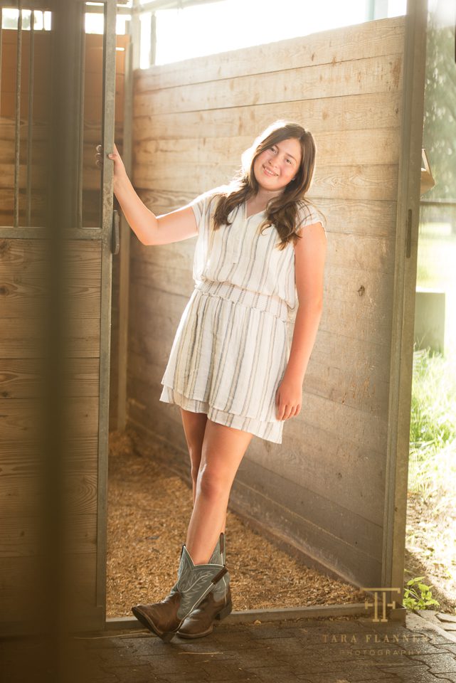 teen photo session in horse barn