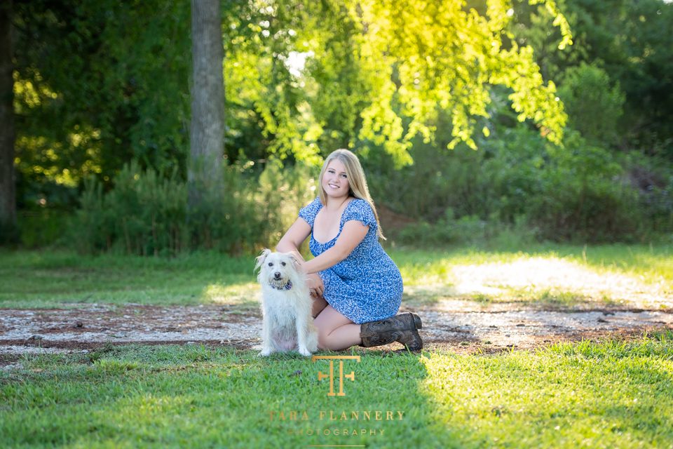 senior girl pictures with her dog