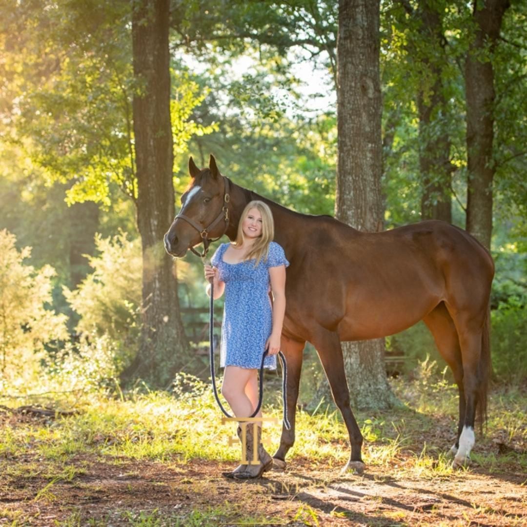 Find Perfect Senior Photo Outfits at Boutiques in The Woodlands